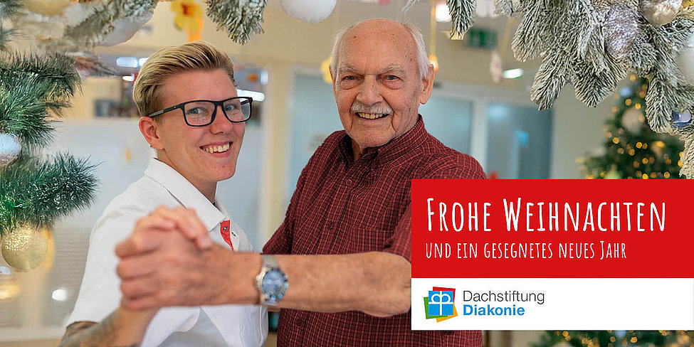 Pflegekraft und älterer Mann vor Schriftzug Frohe Weihnachten