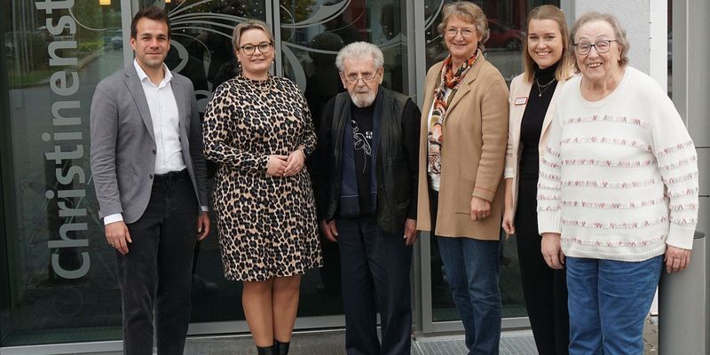 Sechs Personen vor Eingang des Christinenstifts bei Gespräch zur Pflegefinanzierung